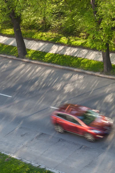 Concepto de exceso de velocidad - Coches moviéndose rápido en una carretera en un hermoso soleado —  Fotos de Stock