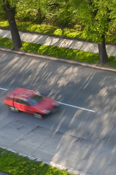 Concetto di eccesso di velocità - Auto in movimento veloce su una strada su una bella soleggiata — Foto Stock