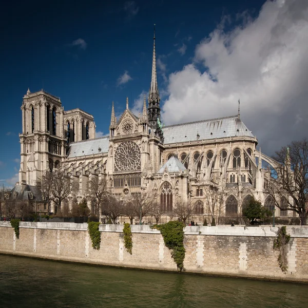 Vista lateral de la iglesia de Notre Dame de Paris — Foto de Stock