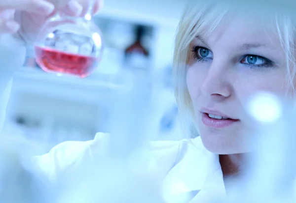 Closeup της μια γυναίκα ερευνητής που εργάζεται σε ένα εργαστήριο — Φωτογραφία Αρχείου