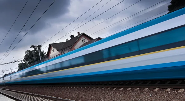 Snelle trein passerende (bewegingsonscherpte wordt gebruikt voor het overbrengen van verkeer) — Stockfoto