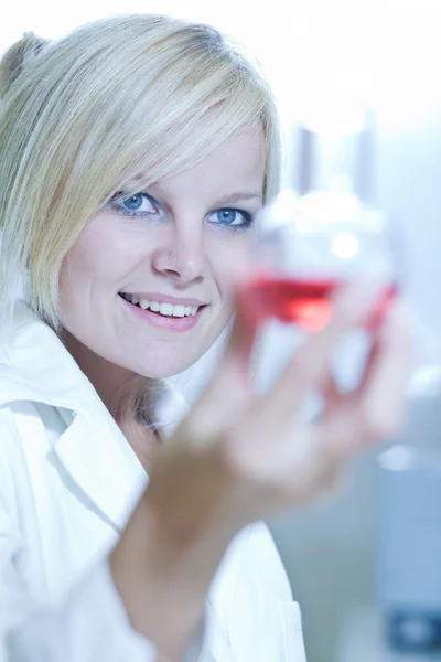 Närbild av en kvinnlig forskare håller en bägare, genomföra ex — Stockfoto