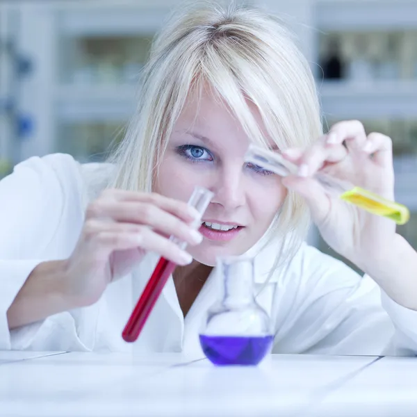 Närbild av en kvinnlig forskare som håller rören med kemikalier — Stockfoto