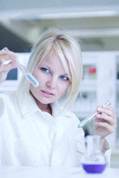 Primer plano de una investigadora que sostiene tubos de ensayo con sustancias químicas — Foto de Stock