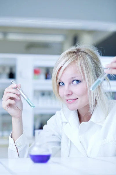 Nahaufnahme einer Forscherin, die Reagenzgläser mit Chemikalien hält — Stockfoto