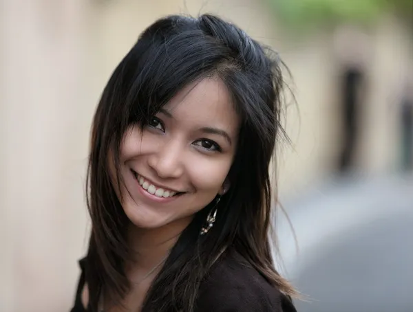 Portret van een zeer aantrekkelijke jonge Aziatische vrouw — Stockfoto