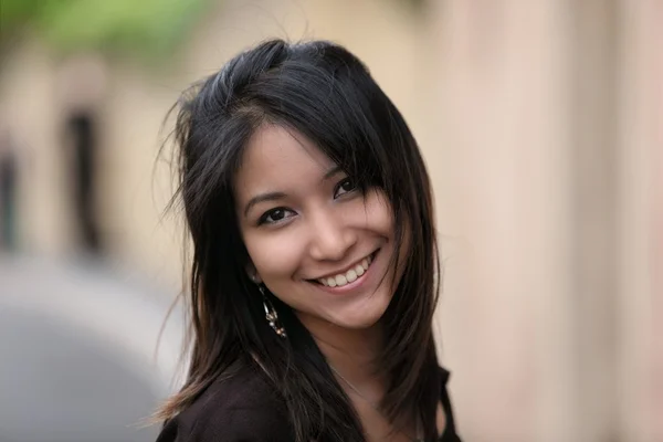 Retrato de uma jovem mulher asiática muito atraente — Fotografia de Stock