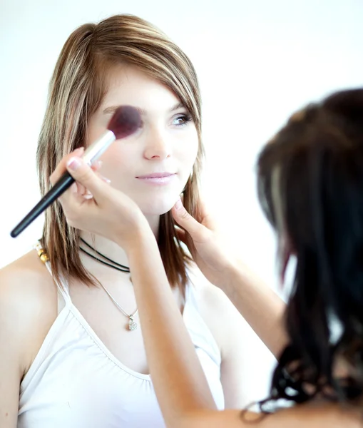 Mujer joven bonita teniendo polvo aplicado por un maquillador / bea —  Fotos de Stock