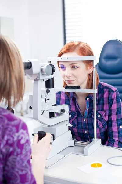Optometri koncept - ganska ung kvinna med hennes ögon granskade — Stockfoto