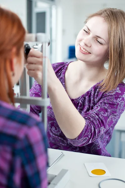 Optometry concept - pretty young woman having her eyes examined — Stock Photo, Image