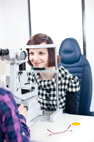 Conceito de optometria - mulher muito jovem tendo seus olhos examinados — Fotografia de Stock