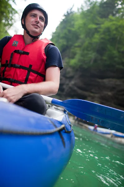 Λευκό νερό ράφτινγκ - όμορφος νεαρός άνδρας σε μια βάρκα κατά τη διάρκεια σταματήσει — Φωτογραφία Αρχείου