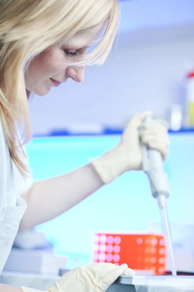 Portret kobiety naukowca pracy w laboratorium — Zdjęcie stockowe
