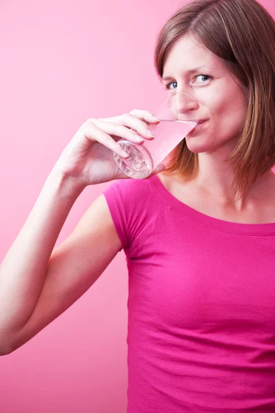 Mulher bonita, jovem bebendo água doce de um copo (tonelada de cor — Fotografia de Stock