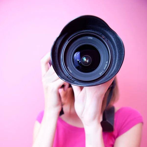 Female photographer pointing her super wide lens at you (color t — Stock Photo, Image