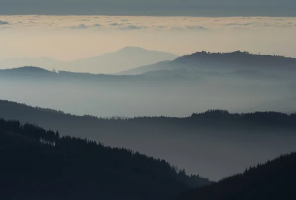 Wzgórza we mgle — Zdjęcie stockowe