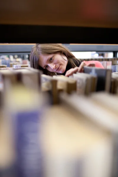 きれいな女性の大学生大学図書館 — ストック写真