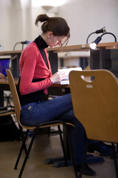 Estudante universitária muito feminina em uma biblioteca universitária — Fotografia de Stock