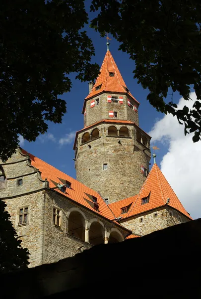 Esplêndido castelo medieval - Castelo de Bouzov, República Checa — Fotografia de Stock