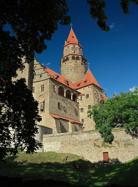Esplêndido castelo medieval - Castelo de Bouzov, República Checa — Fotografia de Stock