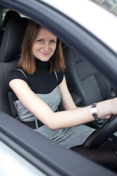 Mulher bonita dirigindo seu carro novo — Fotografia de Stock