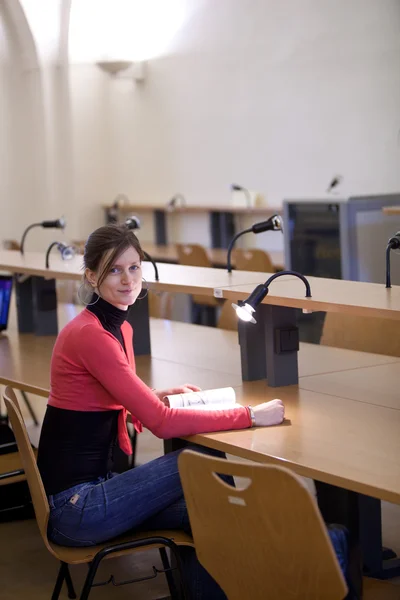 Estudiante universitaria bastante femenina en una biblioteca universitaria —  Fotos de Stock