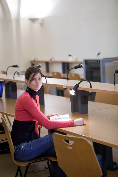 Όμορφη γυναίκα φοιτητής σε μια βιβλιοθήκη του κολεγίου — Φωτογραφία Αρχείου