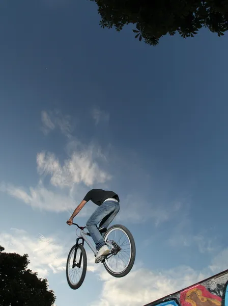 Biker springt hoch auf eine Rampe — Stockfoto