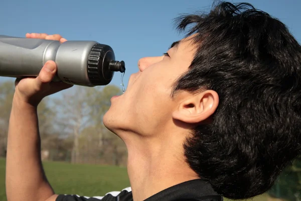 Портрет молодого активного человека, пьющего воду — стоковое фото