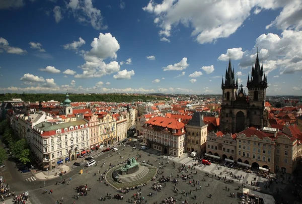 Oude stadsplein in Praag, Tsjechië. — Stockfoto