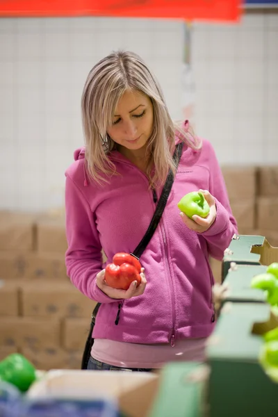 Vacker ung kvinna shopping för frukt och grönsaker — Stockfoto
