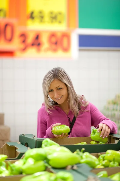 Krásná mladá žena nakupování pro ovoce a zeleninu — Stock fotografie