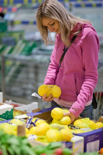 美丽的年轻女子买水果和蔬菜 — 图库照片