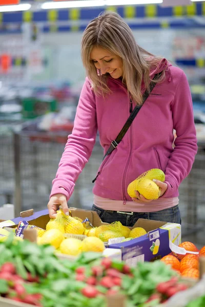 과일과 야채에 대 한 쇼핑 하는 아름 다운 젊은 여자 — 스톡 사진