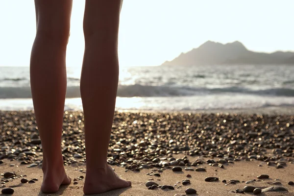 Sahilde - bacakları güzel genç kadın — Stok fotoğraf