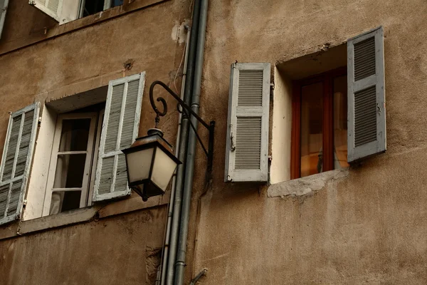 Finestre con persiane di una vecchia casa nel sud della Francia (Provenza ). — Foto Stock