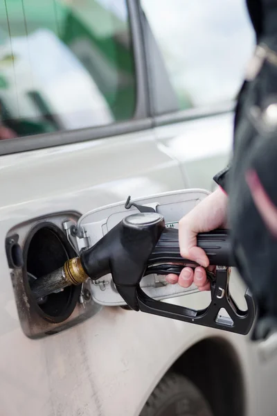 Carro abastecendo no posto de gasolina — Fotografia de Stock
