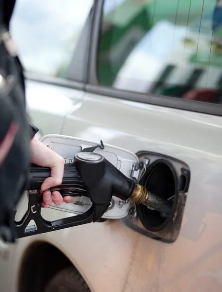 Auto bij het benzinestation tanken — Stockfoto