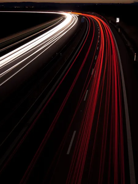 Autos rasen mit hoher Geschwindigkeit auf Autobahn — Stockfoto