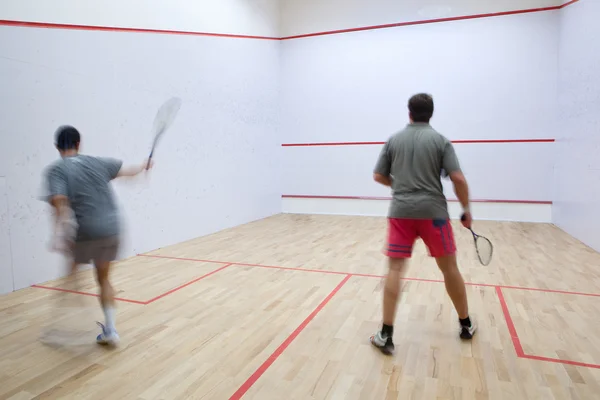 Jugadores de squash en acción en una cancha de squash (imagen borrosa movimiento — Foto de Stock