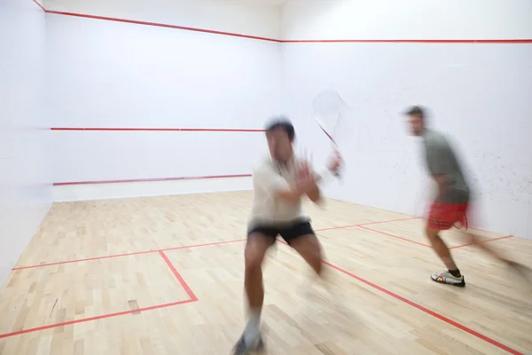 Squash giocatori in azione su un campo da squash (movimento immagine sfocata — Foto Stock