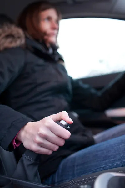 Drijvende concept - jonge vrouwelijke bestuurder met behulp van handrem — Stockfoto