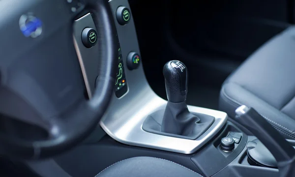 Interior del coche moderno - detalle del volante — Foto de Stock