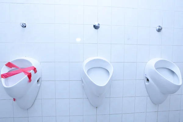 Uit volgorde concept - man toilet met drie urinoirs/pissoirs — Stockfoto