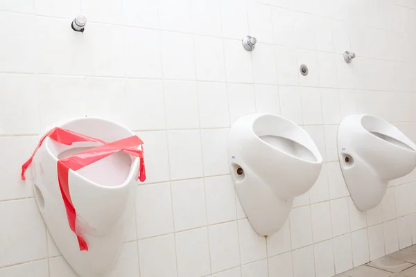 Concepto fuera de orden - baño de hombre con tres urinarios / pissoirs —  Fotos de Stock