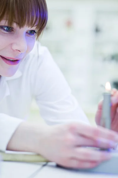 若くてきれいな女性研究者の研究室でバーナーを照明 — ストック写真