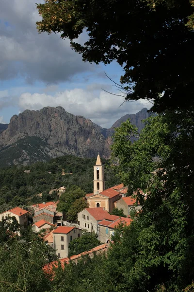 Vista de un pueblo de montaña en Córcega. — Stockfoto