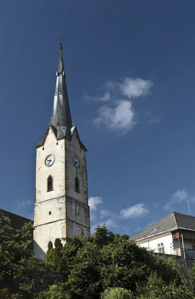 Wieża kościoła w małym miasteczku — Zdjęcie stockowe