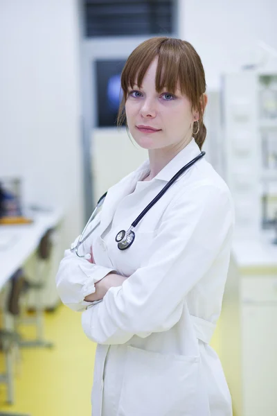 Retrato de uma jovem médica bem sucedida — Fotografia de Stock