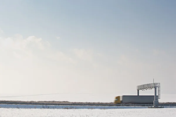 Грузовик проезжает через платные ворота на шоссе — стоковое фото